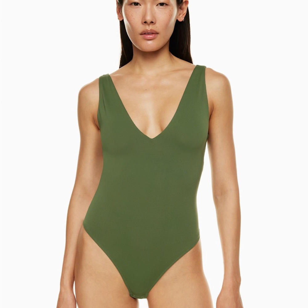 Babaton Contour V-neck Bodysuit